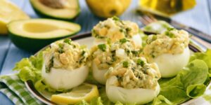 Фаршировані яйця: секрети ідеальної закуски та найкращі рецепти