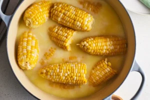 Скільки вариться кукурудза: точний час і секрети ідеальної соковитості