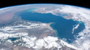 Де знаходиться Каспійське море: точне розташування та географічні особливості