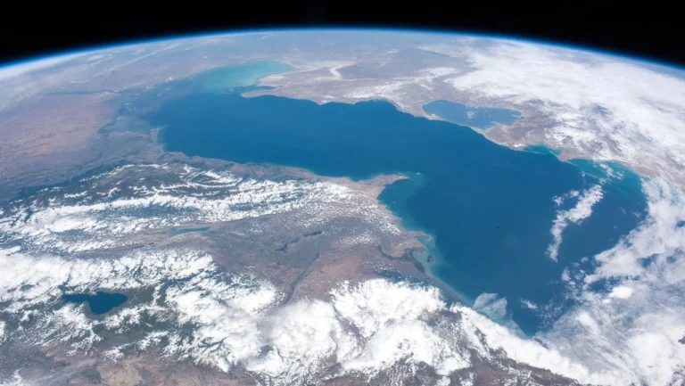 Де знаходиться Каспійське море: точне розташування та географічні особливості