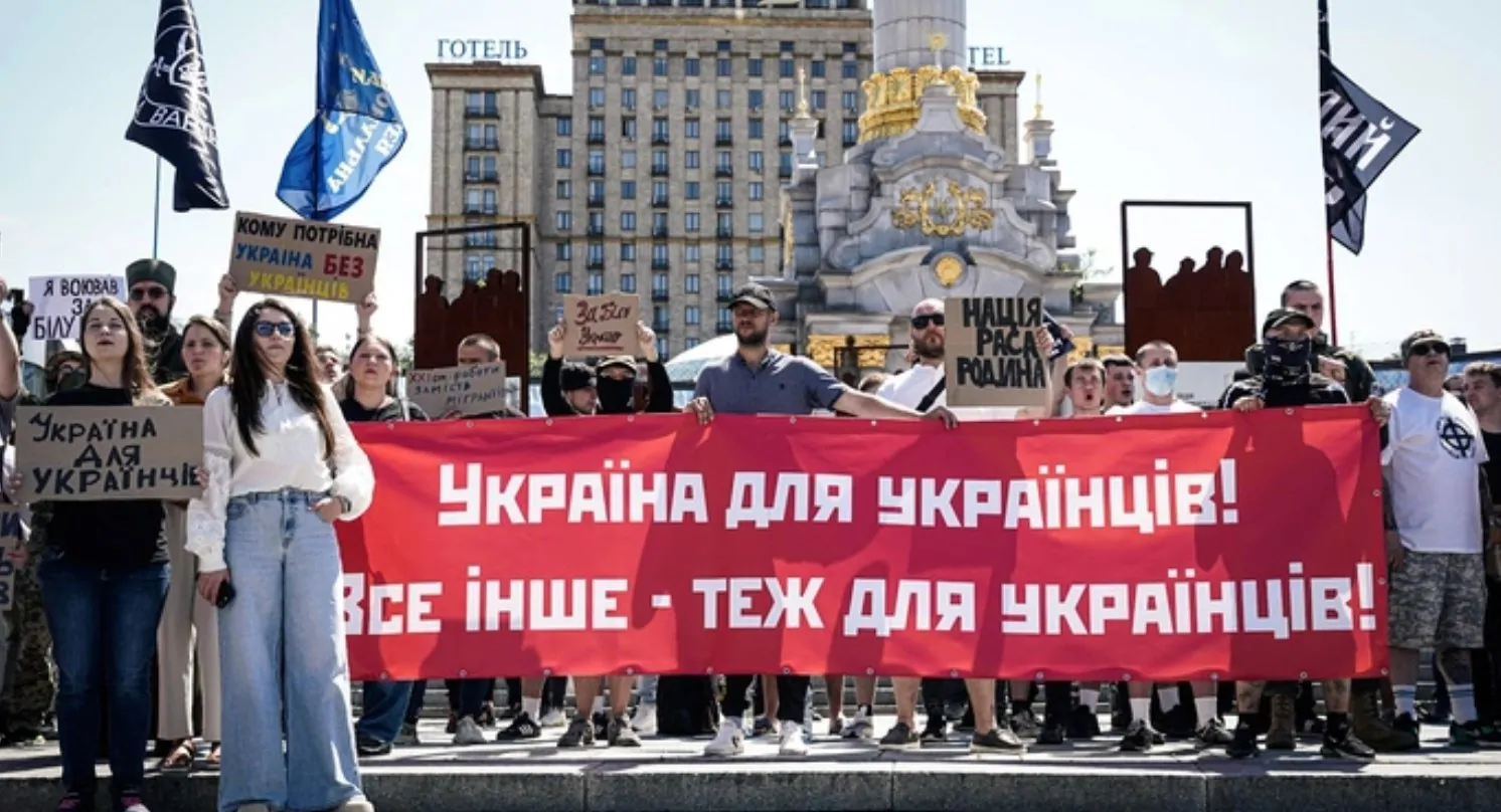 Учасники протесту з великим червоним банером «Україна для українців! Все інше – теж для українців!» на майдані в Києві під час акцій щодо відставки міністра Федорова.