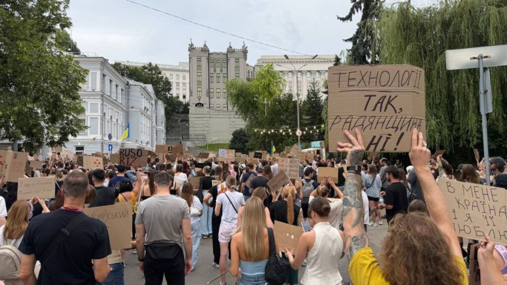 “Сирський має піти”: в Україні 4-ий день не вщухають масштабні протести