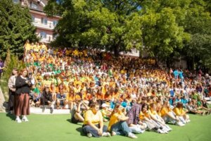 Діти в Трускавці встановили рекорд: найбільша мапа України з малюнків