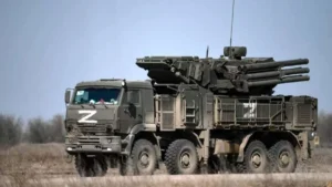 Російський комплекс Панцир-С1 на вантажівці з літерою Z у степу