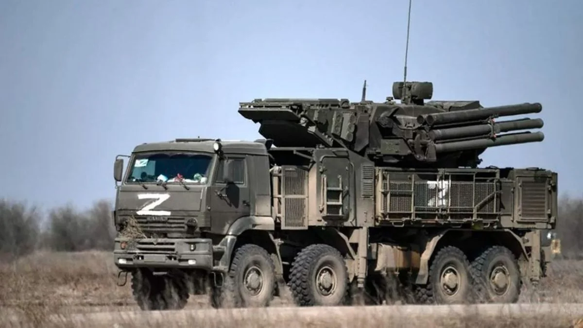 Російський комплекс Панцир-С1 на вантажівці з літерою Z у степу