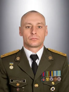 Портрет офіцера ЗСУ Марущака в парадній формі з медалями