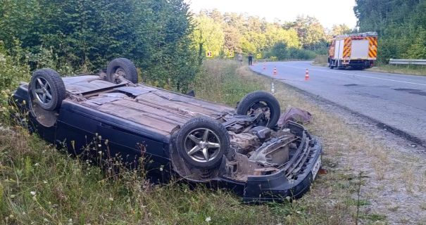 На Львівщині Passat злетів з дороги і перекинувся