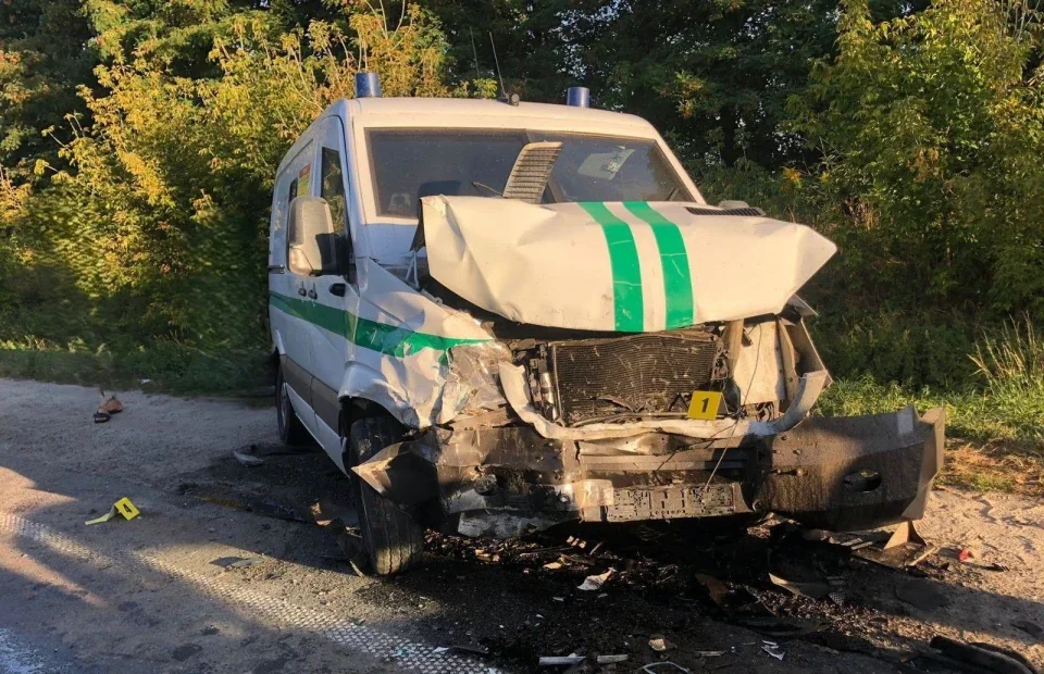 Розбитий білий інкасаторський Mercedes Sprinter із зеленою смугою на узбіччі