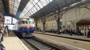 Понад 80 поїздів затримуються через російські обстріли
