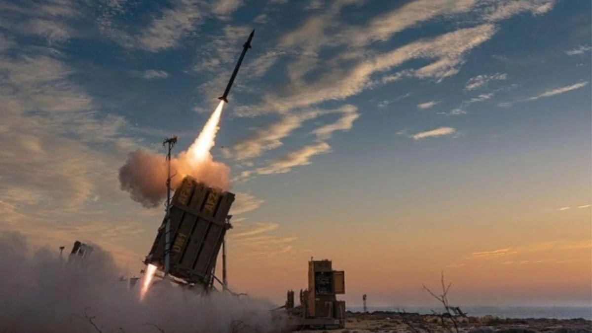 Пуск ракети з пускової установки Patriot на тлі заходу сонця