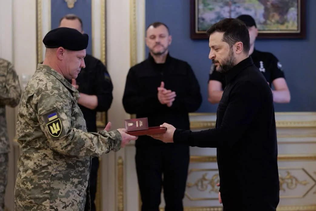 Зеленський вручає орден військовому в камуфляжі під час церемонії