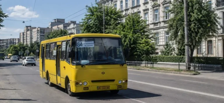 Львів: на Городоцькій маршрутка №84 зачепила легковик
