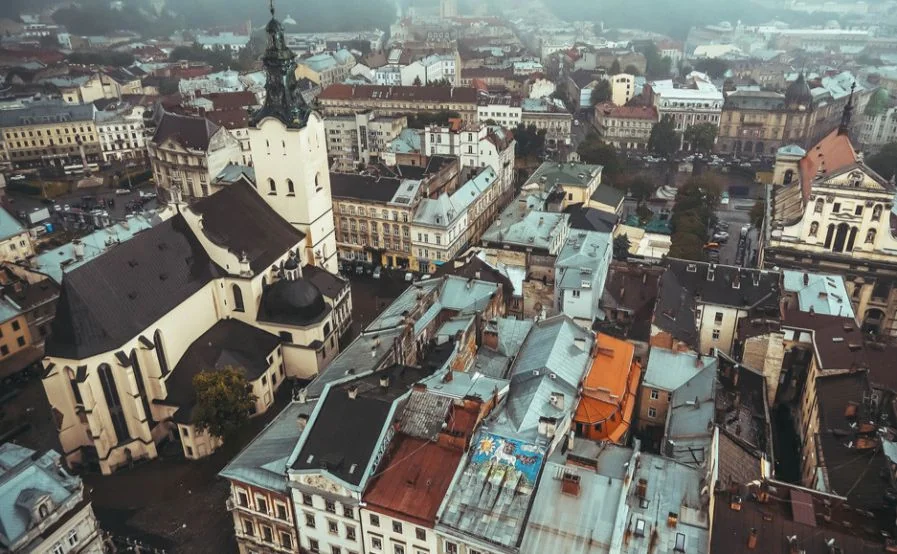 Панорамний вид на історичний центр Львова з костелами та дахами