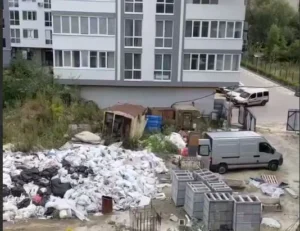 У Львові біля багатоповерхівок виникло стихійне звалище