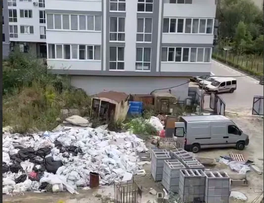 У Львові біля багатоповерхівок виникло стихійне звалище