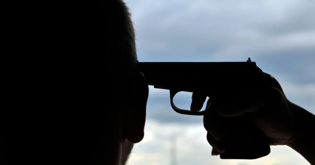 У Львові чоловік приставив пістолет до голови перехожого