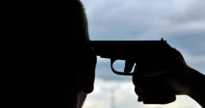 У Львові чоловік приставив пістолет до голови перехожого