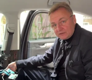 У службовому авто мера Львова перевірять знайдений пристрій